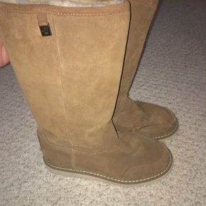Women’s size 8 Bearpaw boots
